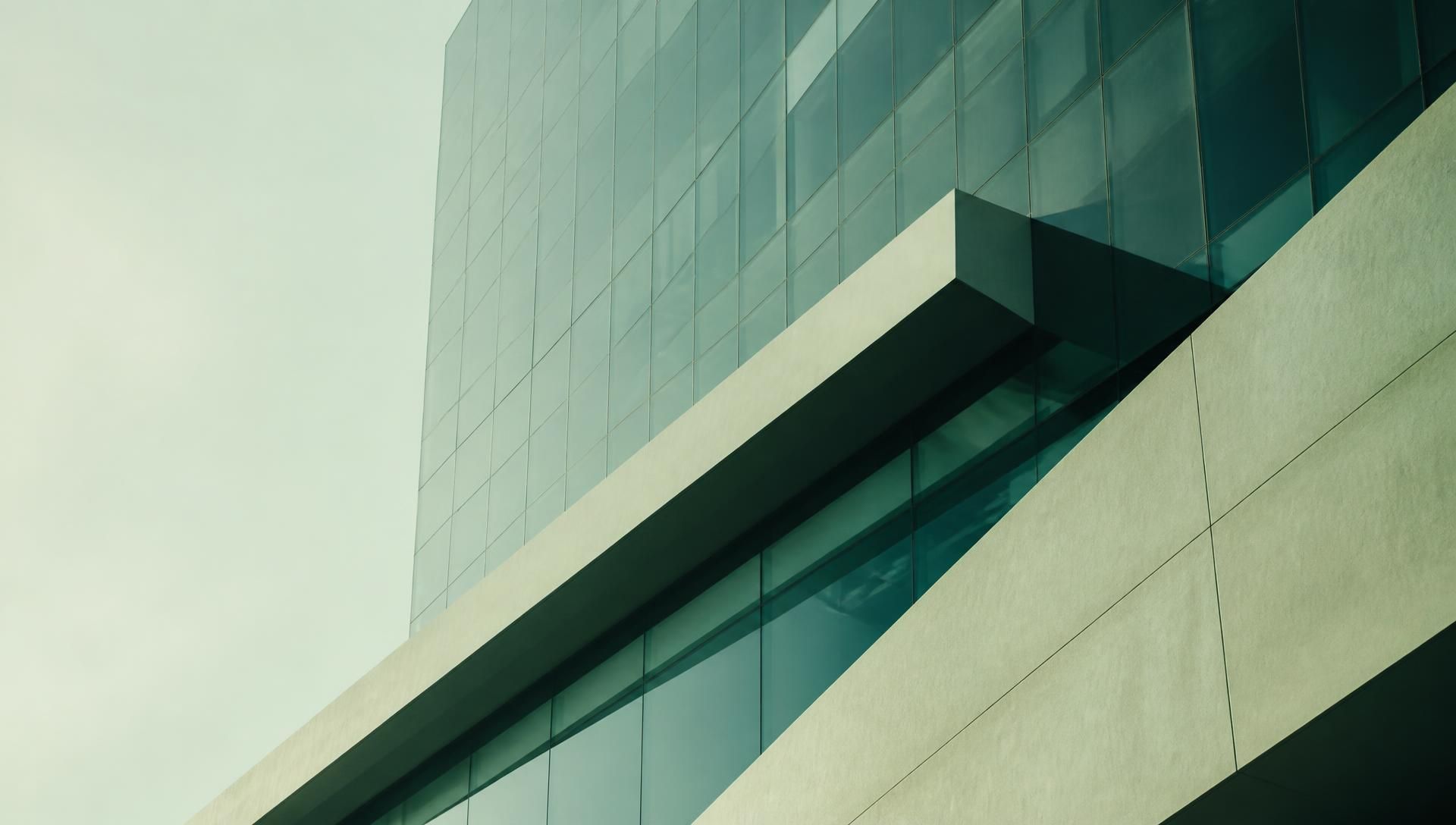 Fachada de edifício corporativo moderno em tons de verde